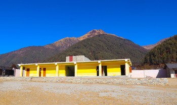 शिक्षककाे अभावले बालबालिका टाढाको विद्यालय जान बाध्य